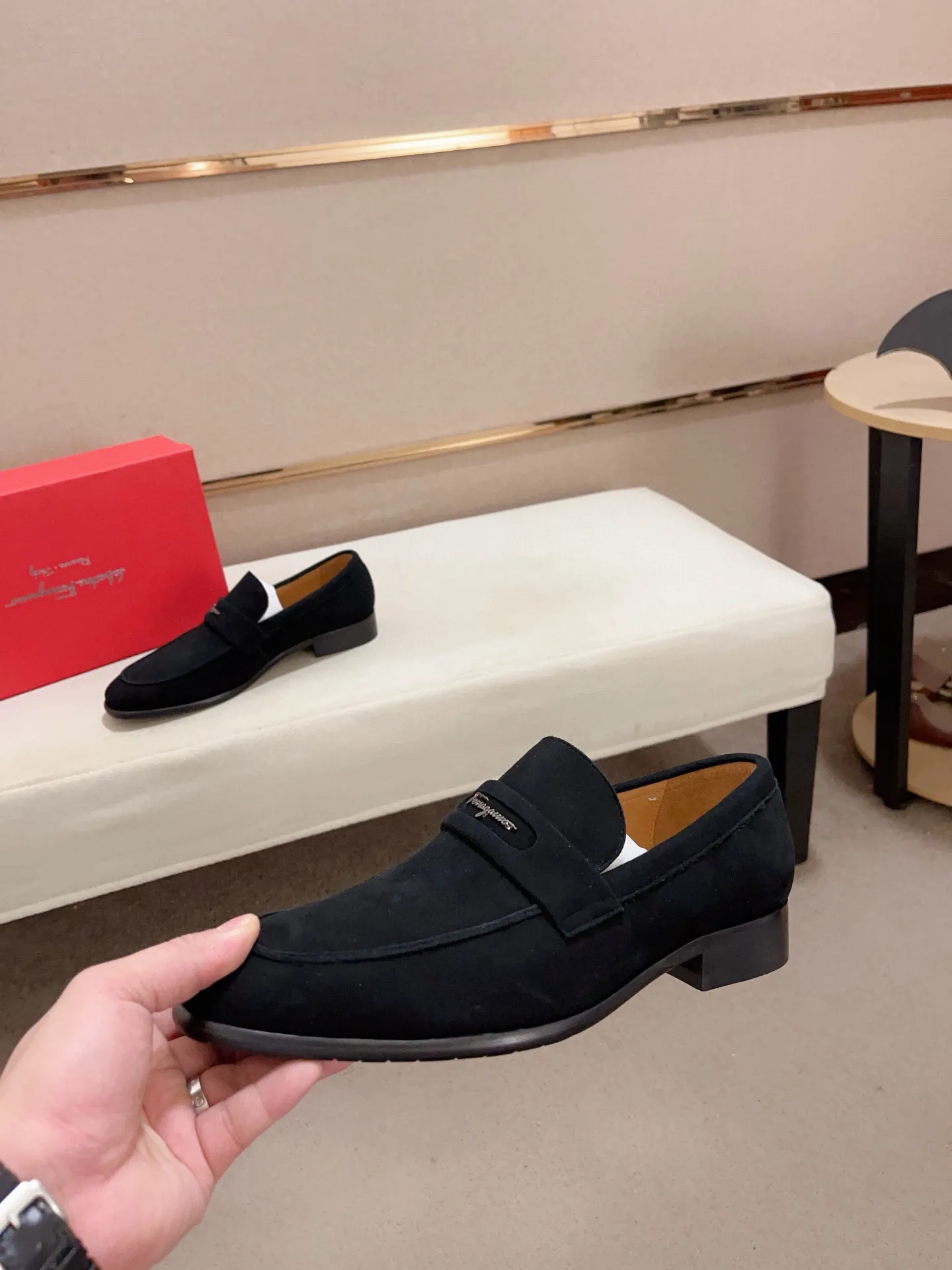 Men's shoes💰: 520💰 High version Ferragamo quality! 🆕🆕Exclusive hot-selling products in stock🔥🔥New products on the shelves, high-quality shoes, high-end driving shoes, with complete packaging! 💪 💪 Material: imported patented cowhide 🐂 + imported high-quality water-dyed cowhide lining + wear-resistant outsole 👍🏻👍🏻 Features: high-end and comfortable, purely handmade 🚀 🚀 Create the perfect shoes that suit you best 🔥 🔥 Size: (38-44) Can be customized 45 non-returnable!